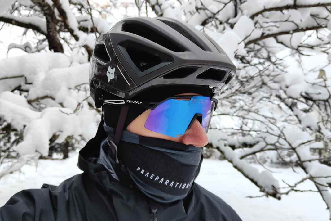 Wir haben den neuen Fahrradhelm Fox Crossframe Pro schon ein paar sehr kalte Runden gefahren.