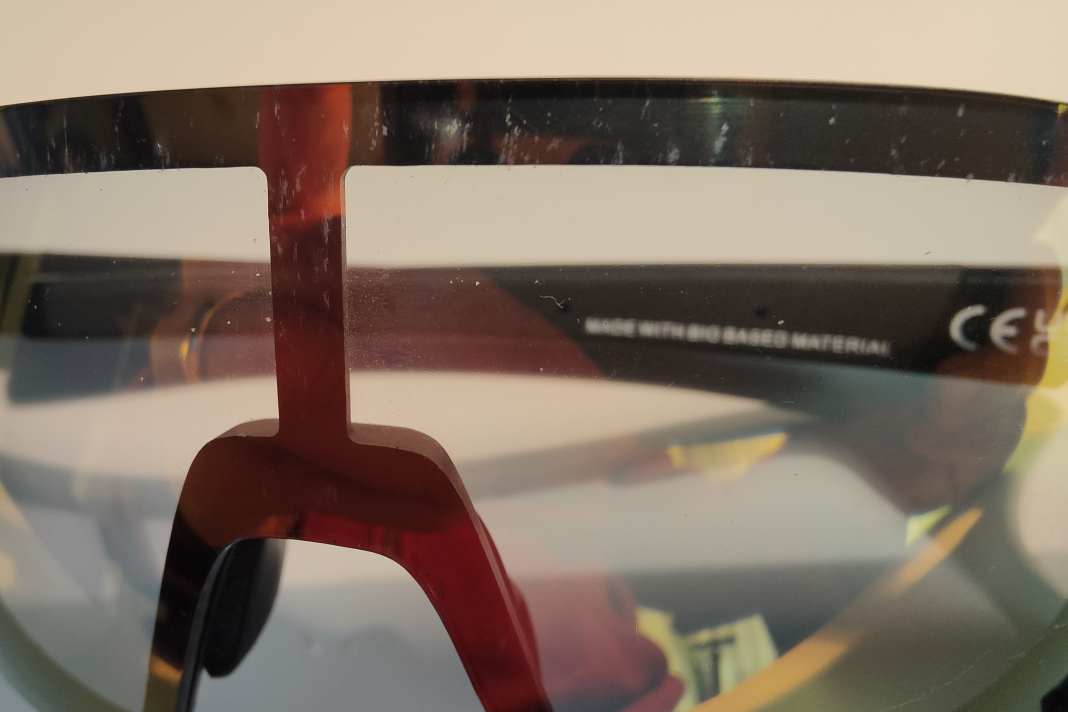 Feiner Staub sammelt sich zwischen Glas und Rahmen...