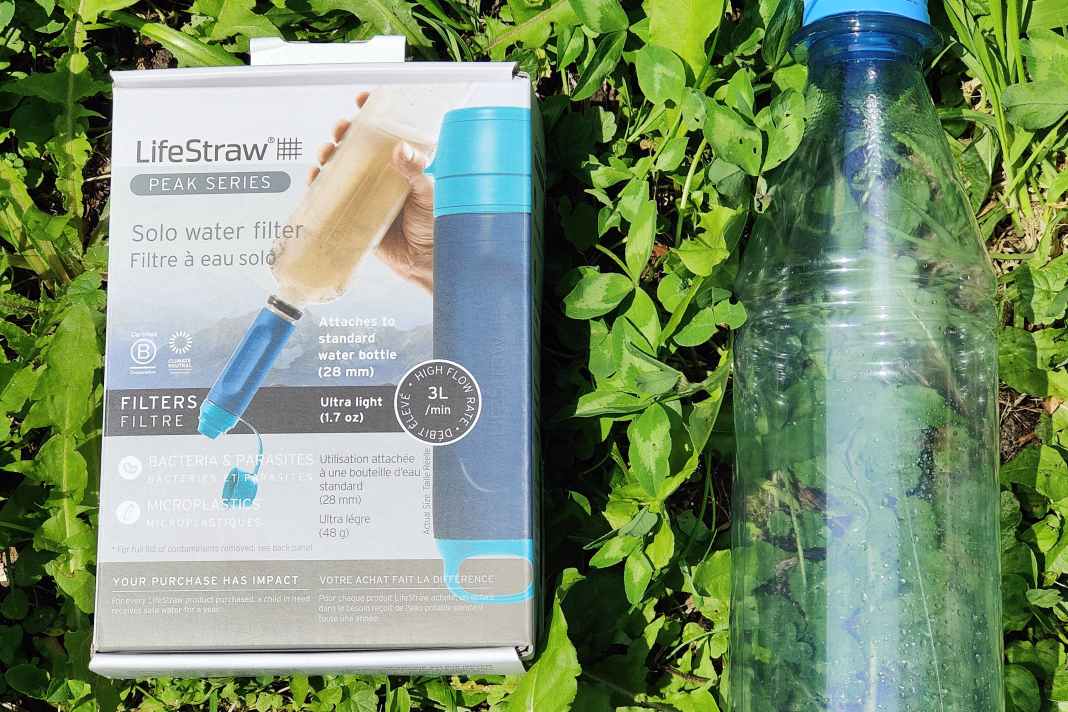 All you need: Für sauberes Wasser zum Beispiel auf einer Bikepacking-Tour braucht man nur eine einfache Wasserflasche und das kompakte Filtersystem von Lifestraw.