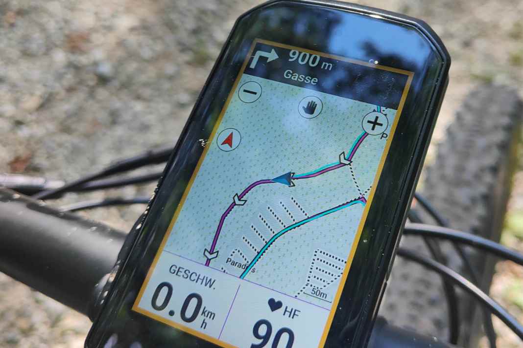 Update: Wir haben das neue Garmin Edge 1050 Navi mit auf Touren genommen. Auffällig ist sofort, dass das Display deutlich klarer ist als bei den alten Geräten.