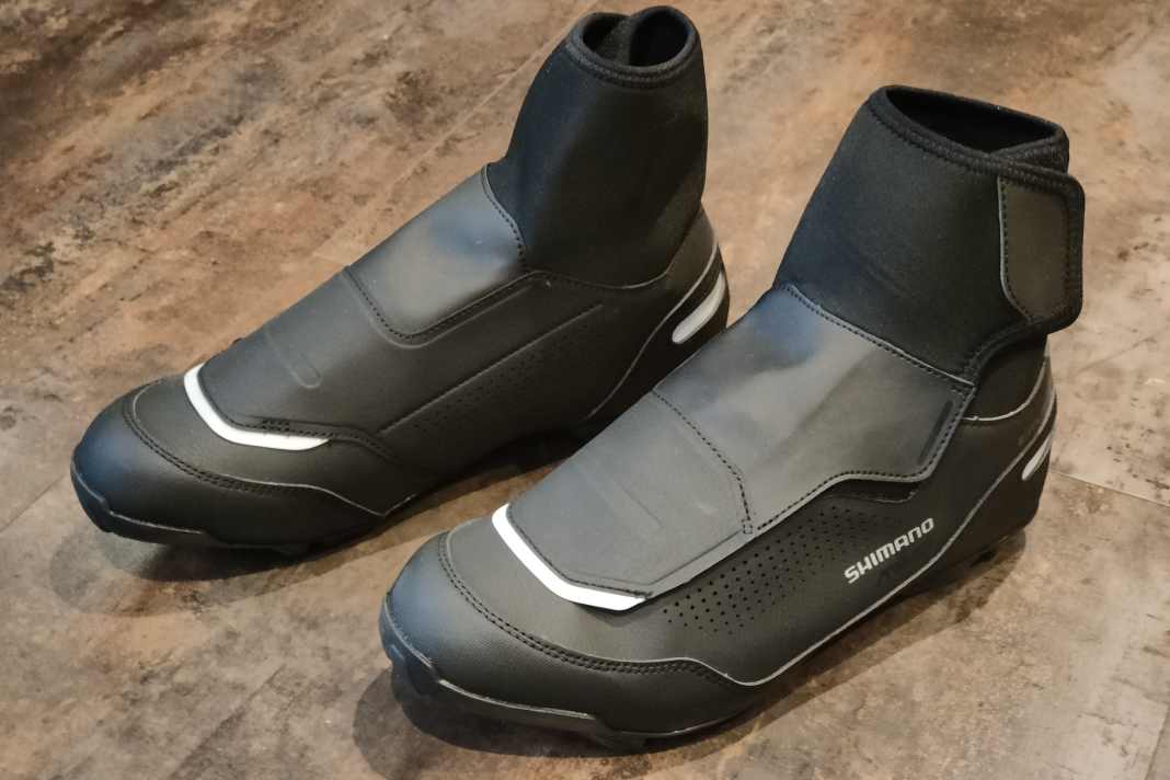 Die Shimano MW502 MTB-Schuhe für den Winter kommen optisch eher dezent daher, können aber praktisch überzeugen.