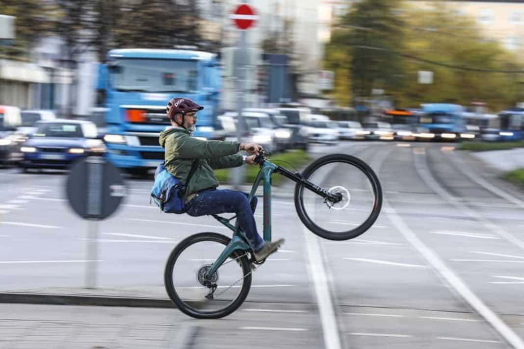 Ganz ohne Tuning: Beim Pendeln setzt EMTB-Chefredakteur Josh Welz lieber auf die eigenen Beine und einen Schuss legale E-Bike-Power.