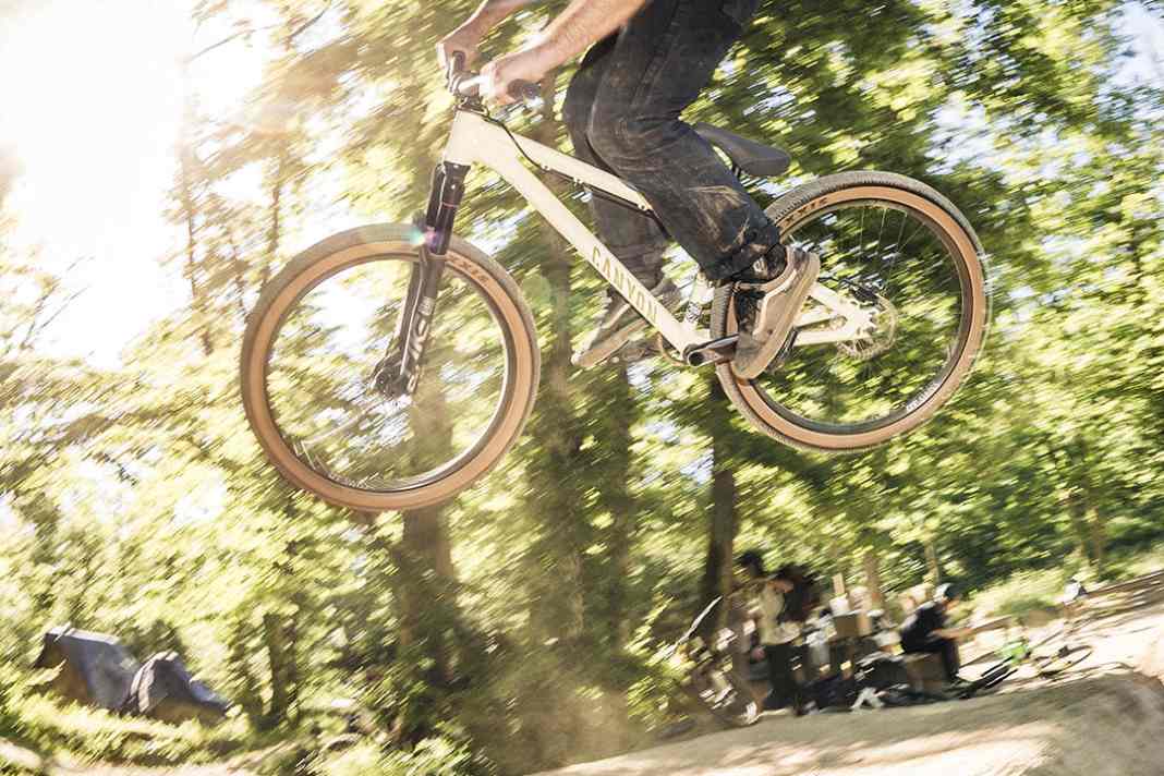 Canyon hat seinem beliebten Dirtjump-Klassiker ein Facelift gegönnt und einen komplett neuen Alu-Rahmen entwickelt