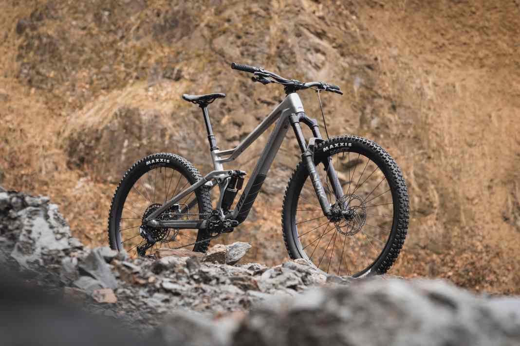 Radon Jab 9.0: mit großen Laufrädern und Federweg: 160/150 mm. Preis: 3499 €.
