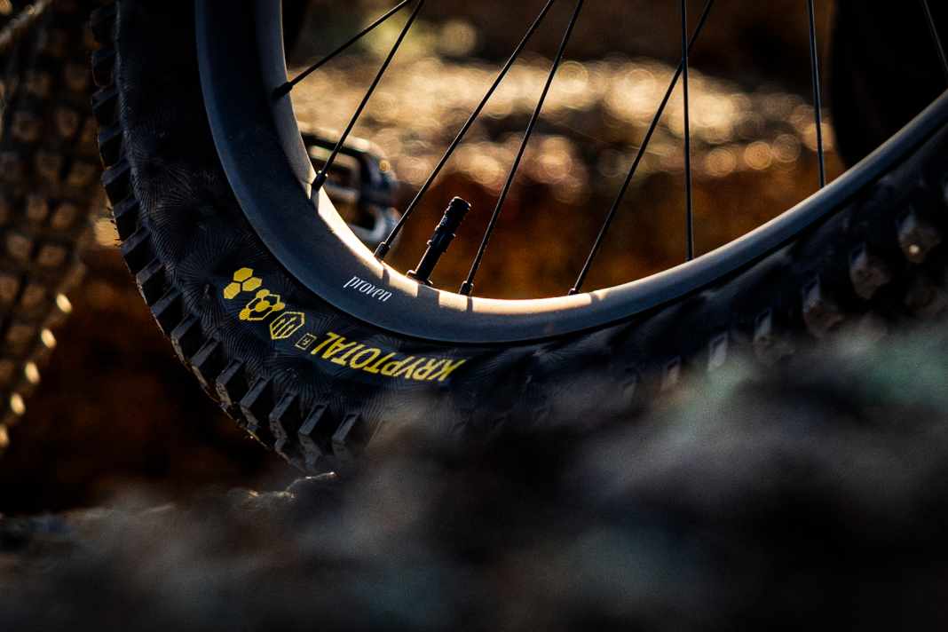 HUNT stellt mit dem Proven Carbon Enduro H_Core ein neues Laufradset für den Enduro-Einsatz vor. Preis: 1449 Euro.
