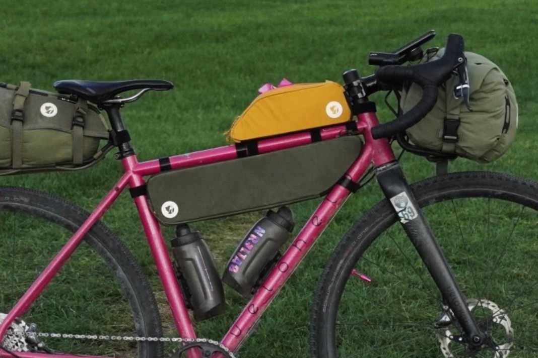 Wider Erwarten passt die große Tasche in den kleinen Stahlrahmen - wie angegossen - und sogar zwei Trinkflaschen haben Platz