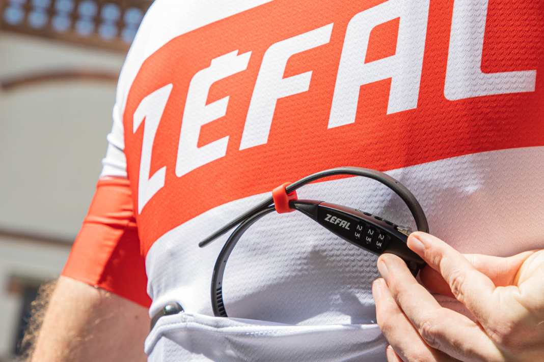 Mit dem handlichen K-Traz Zip3 Fahrradschloss von Zefal können sowohl der Sattel als auch Reifen oder Gepäck gesichert werden. Und: Es passt perfekt in die Trikottasche.