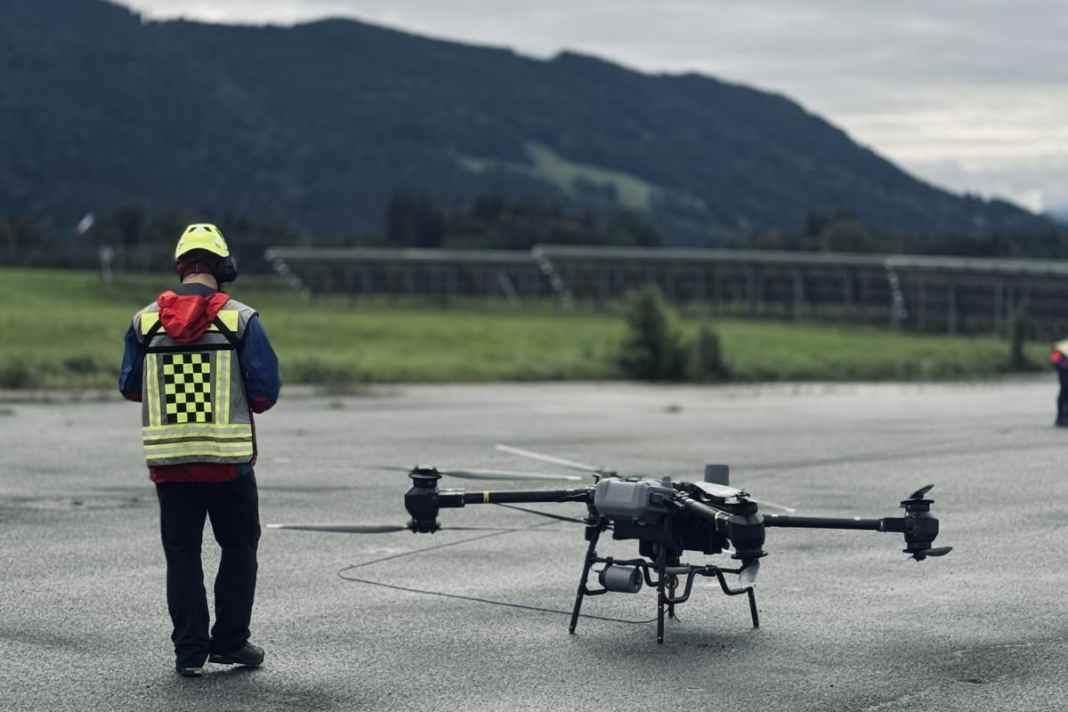 Personen kann die DJI-Drohne noch nicht aus dem Berg retten, aber immerhin Notfall-Equipment bis 30 Kilo an die Unfallstelle bringen.