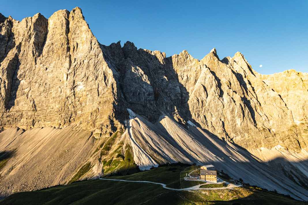 100 Jahre sitzt die Falkenhütte bereits auf ihrem Thron im Karwendel. Frisch saniert erstrahlt sie im neuen Licht.