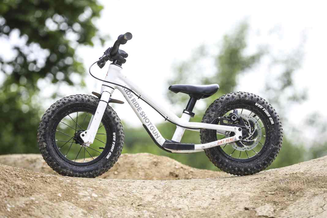 Das Dirt Hero kann wahlweise mit 12 Zoll oder 14 Zoll Laufrädern bestückt werden. Mit der Hinterradbremse kostet es 439 Euro.