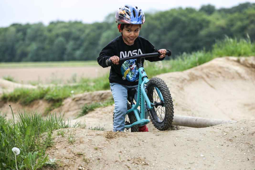 Das Bam Bam besitzt die größeren (14 Zoll) Laufräder und richtet sich an Kids ab einer Größe von 90 Zentimetern.