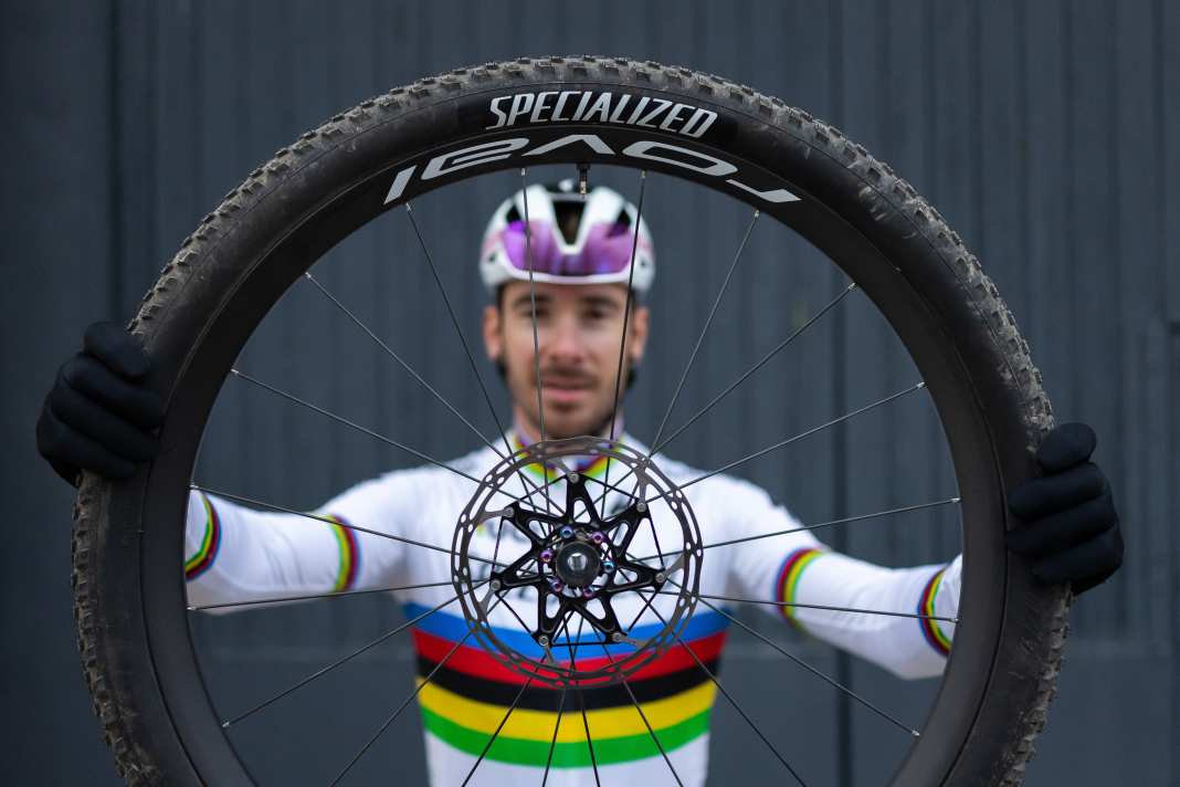 XC-Weltmeister Victor Koretzky hält das Vorderrad des Roval Control Worldcup mühelos in die Kamera - kein Wunder, bedenkt man, dass der nackte Laufradsatz nur 991 Gramm auf die Waage bringt.
