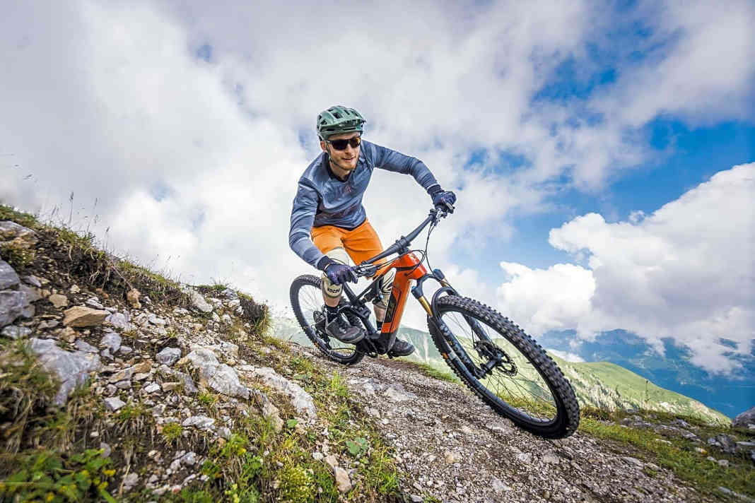 Mit dem brandneuen R.X735 will Rotwild die Lücke zwischen dem Lightbike R.X375 und dem Big-Mountain-Modell R.X750 schließen. Das Ergebnis: ein superleichtes Trail-Fully für eine gut betuchte Klientel.