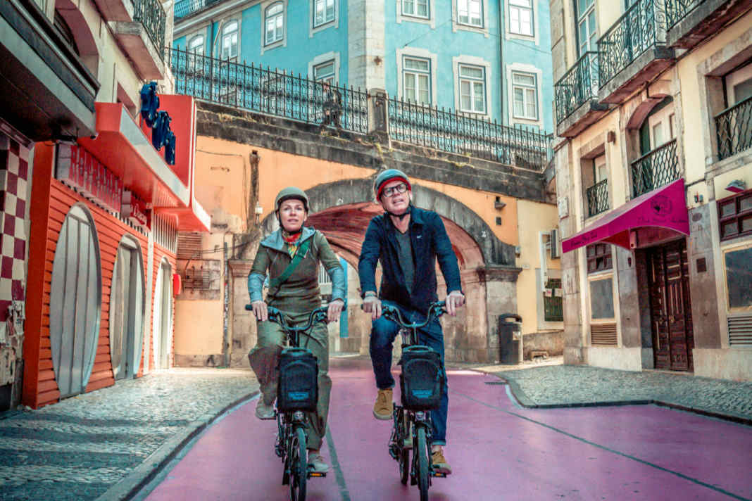 Die Pink Street ist nur eines von vielen Highlights in Lissabon und macht ihrem Namen alle Ehre.