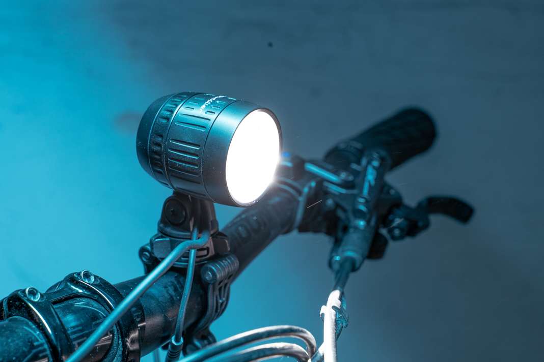 Mit dem mitgelieferten Halter baut die Busch & Müller IQ-XM Speed hoch am Lenker