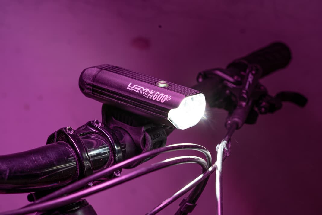 Von der Größe her ist die Lezyne Super StVZO 600+ wie ein Snickers-Riegel. Dank des großen Akkus darf die Fahrt dann auch mal länger dauern