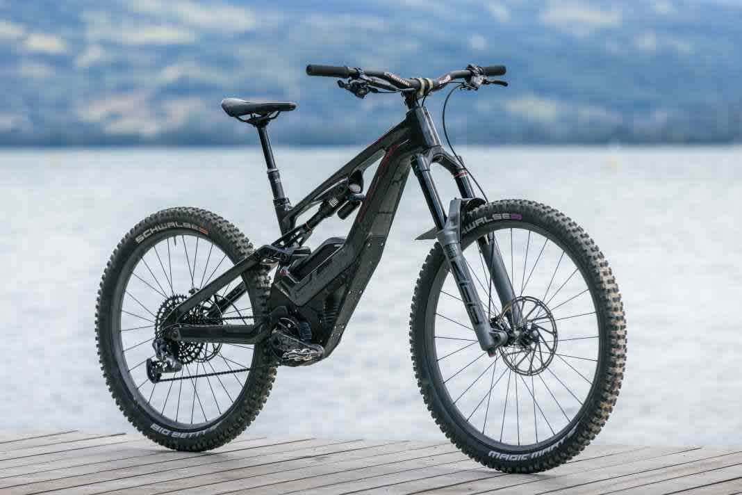 Das Elite Modell für 8999€ bietet den identischen Rahmen, aber eine etwas abgespeckte Ausstattung und soll 24,1 Kilo wiegen. Angetrieben wird es vom klassischen Bosch CX ohne den Race-Modus.