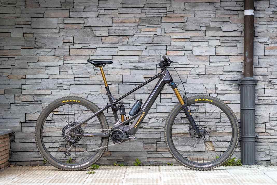 Das neue Orbea Wild kommt mit fest verbautem Akku. Dadurch wiegt selbst unser Testbike mit Alu-Laufrädern, Downhill-Reifen und 750er Akku nur knappe 23 Kilogramm.