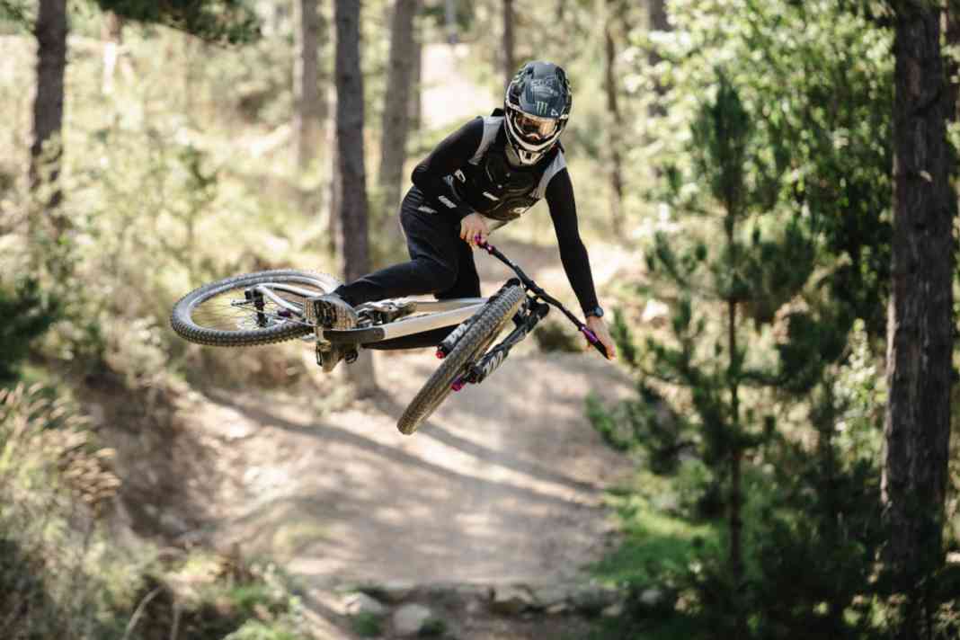 Leatt 1.0 Ride Kit: Gravity-Kombi aus Langarm-Trikot und Hose für 99 Euro.
