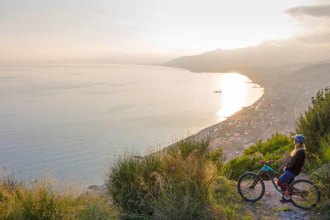 Die Ligurische Küste ist auch in den Wintermonaten schneefrei. Und nicht nur die: Hinter der Grenze nach Frankreich wartet die Provence mit ihren Superspots.