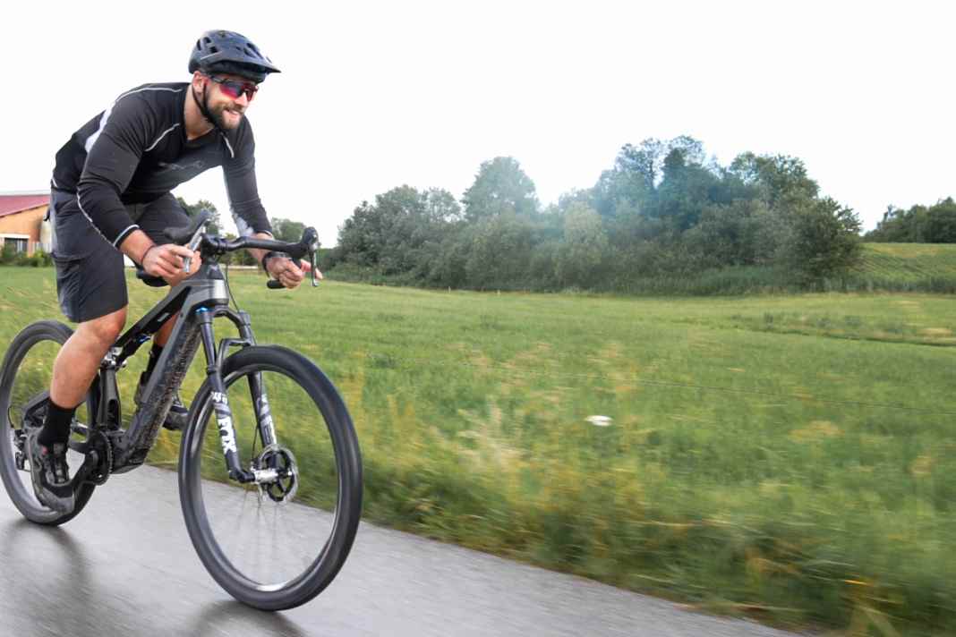 Laufruhe trifft auf Fahrspaß, Schotter auf Trail und Asphalt, Flexibilität auf grenzenlose Freiheit. Das M1 FullGravel ist ein Hybrid aus Mountain- und Gravelbike. Das bestätigen auch die Geometrie-Daten.