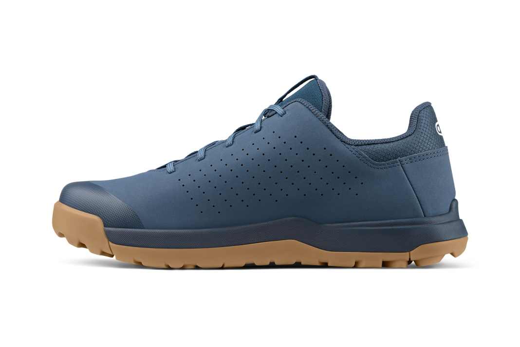 Der Crankbrothers Trail-MTB-Schuh ist erhältlich in blau...
