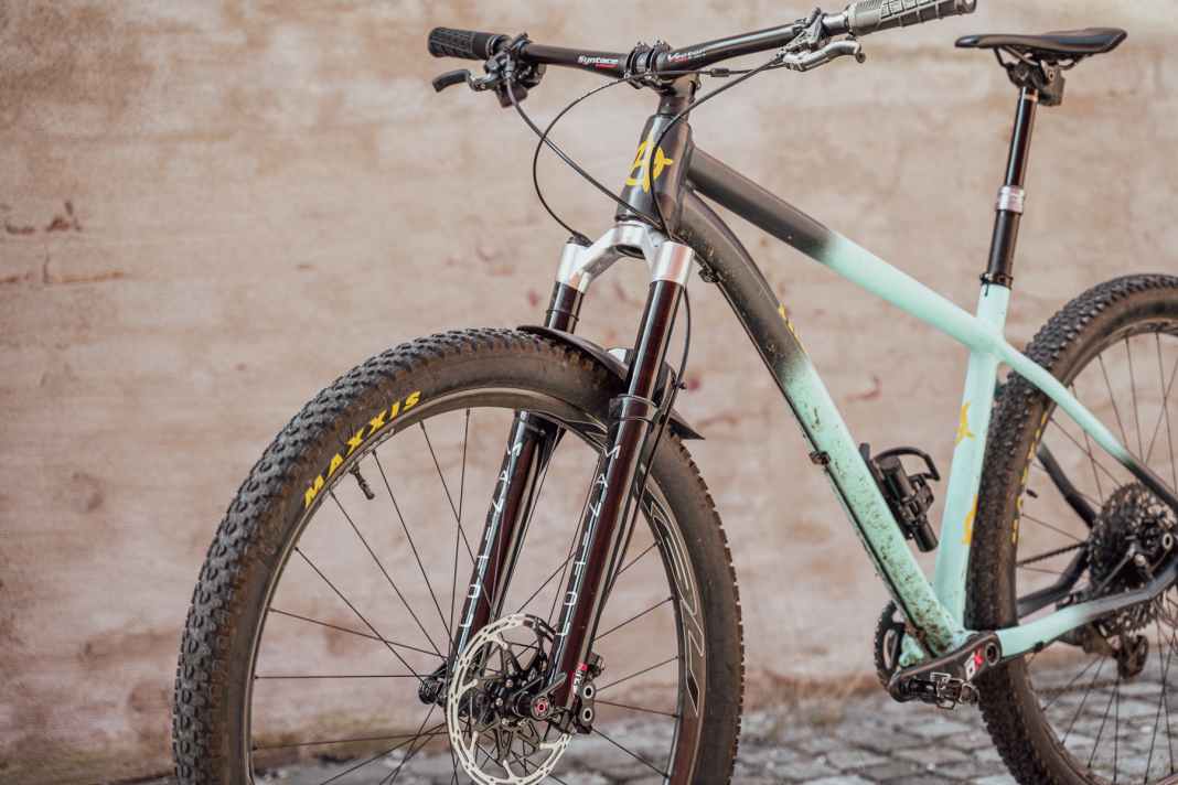 Manitou meldet sich mit der neuen Race-Federgabel R8 zurück im Worldcup-Geschehen.