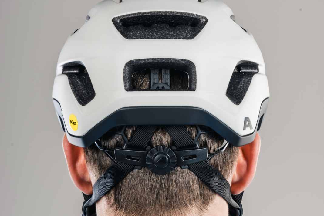 Mit guter Belüftung und einem höhenverstellbaren Anpassungssystem kann der Alpina Paranus im MYBIKE-Helmtest punkten. Optional ist ein LED-Rücklicht erhältlich