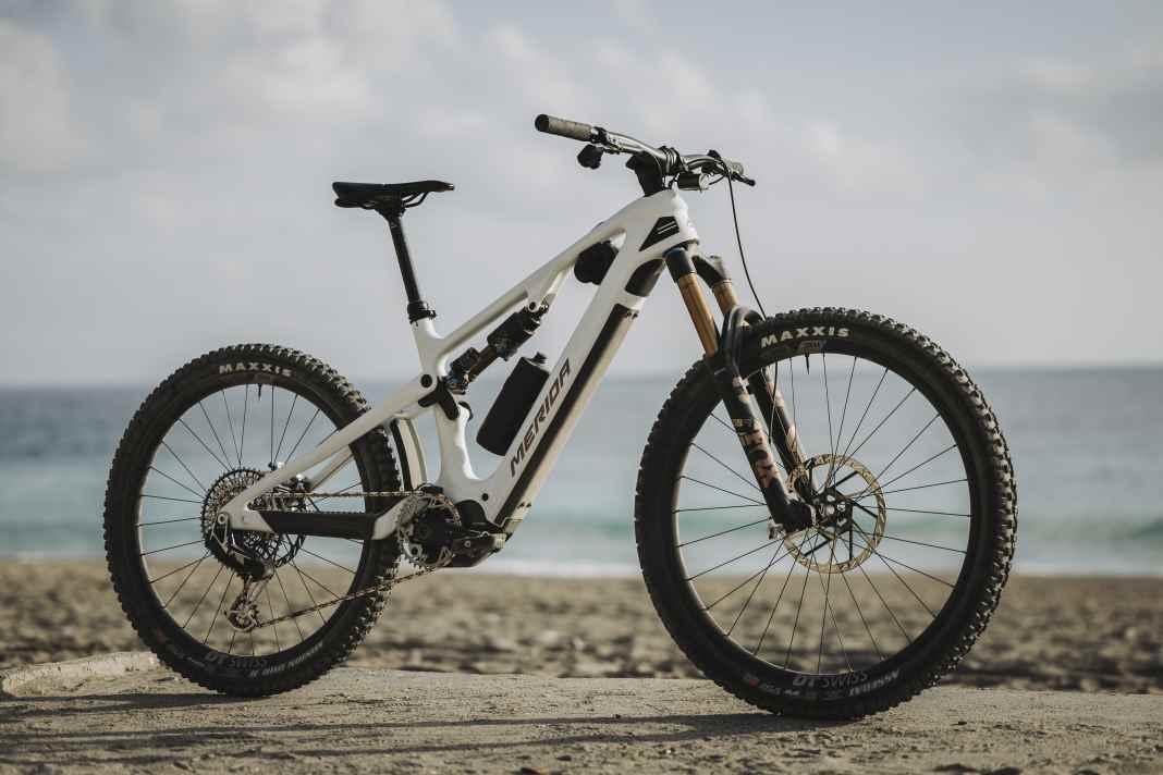 Das Merida eOne-Sixty CF kommt mit Carbonrahmen und fest verbautem 600-Wh-Akku. Das Topmodell soll in Größe M 22,2 Kilo wiegen.