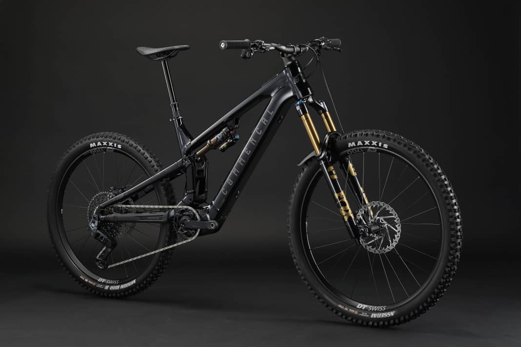 Neben Rotwild ist Commencal die zweite größere Marke, die ein E-MTB mit dem DJI Avinox auf die Beine gestellt hat.