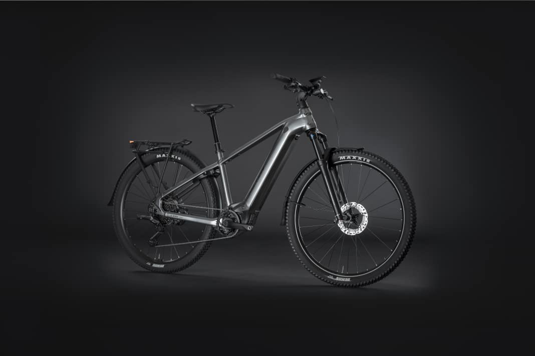 Aus der neuen Rahmenplattform eFloat entwickelt Merida zwei Modelle: das eFloat CC, ein SUV-Bike mit Mountainbike-Reifen, Federgabel, Schutzblechen, Ständer und Beleuchtung