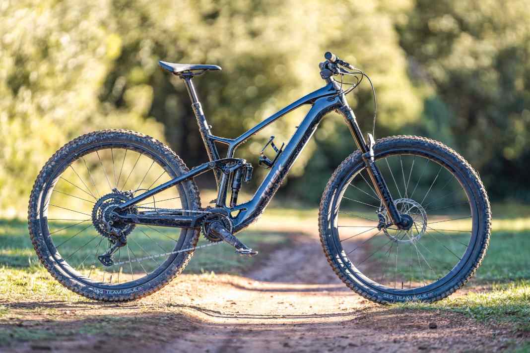 Das Trek Fuel EXe 9.8 XT (18,6 kg, 9999 Euro) ist optisch wenig auffällig, hat es aber faustdick unter den Reifen.