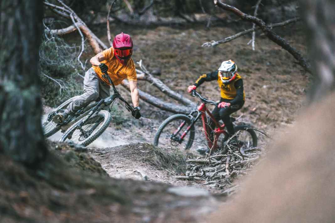 Ballern bis die Kette schlackert: Um die DH-Eigenschaften zu testen, scheuchten wir alle Bikes 1000 Höhenmeter in die Tiefe auf dem Tschilli-Trail in Latsch.