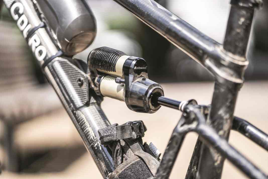 Intend gehört zu den wenigen europäischen Herstellern von Federelementen. Auf der Eurobike in Frankfurt zeigte Intend-Chef Cornelius Kapfinger diesen Intend Hover Gamechanger Dämpfer mit Kühlrippen.