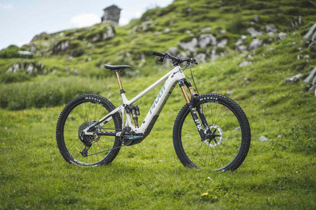 Pivot Shuttle AM Pro // 750 Wh // Bosch Performance CX // 160/148 mm Federweg // 29 Zoll
