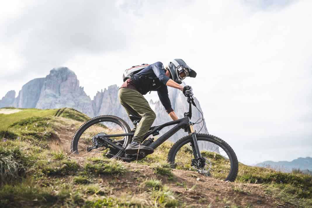 Testfahrer Thomas Weschta auf dem Stumpjumper EVO. Im Hintergrund die Dolomiten.