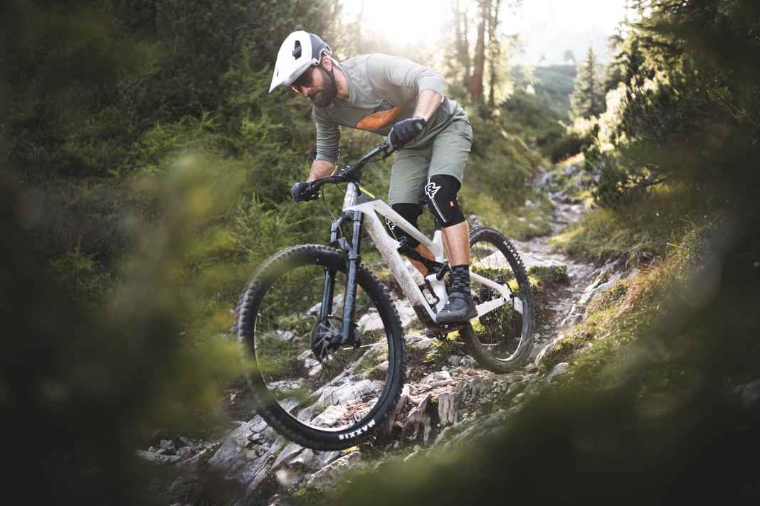 BIKE-Testredakteur Stefan Frey auf dem Cannondale Habit Carbon LT 1.