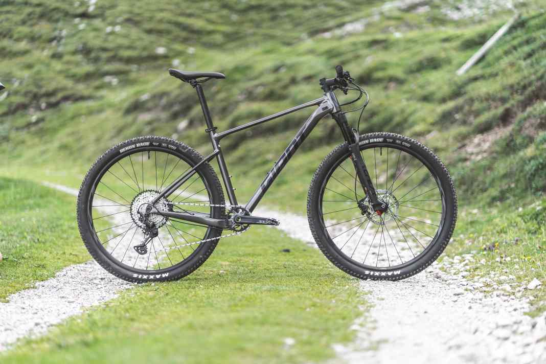 Mit 1799 Euro präsentiert sich das Giant XTC SLR 1 besonders günstig. Doch passt die Leistung auch zum Preis?