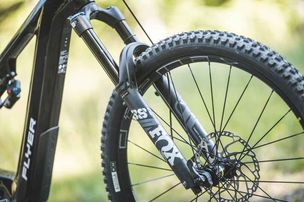 Die Fox 38 steht jedem E-Enduro gut zu Gesicht. Allerdings setzt Flyer auf die günstige Performance-Variante.