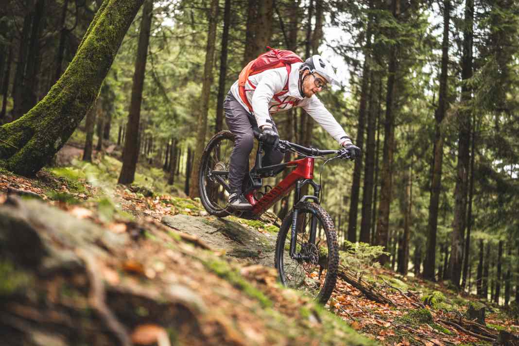 Langer Reach, tiefes Tretlager: Schnelle Abfahrten machen mit dem Canyon Neuron:On dank der sportlichen Geometrie richtig Spaß.
