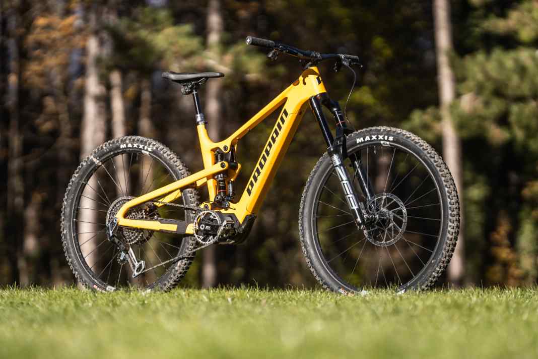 Das Carbon-Modell in unserem Test liegt satte 6655 Euro über dem Einstiegs-Alu-Modell. Dafür kommt unser Testbike mit Sram Eagle Powertrain, kabelloser Elektronik-Schaltung, Hochwertigen RockShox-Federelementen und Carbon-Laufrädern von Crankbrothers.