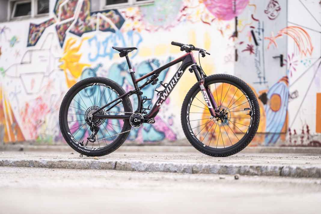 Mit 14.500 Euro wird das Specialized S-Works Epic 2024 für die meisten Biker ein unerreichbarer Traum bleiben. Im BIKE-Test räumt das teuerste Serien-MTB der Welt Bestnoten ab.