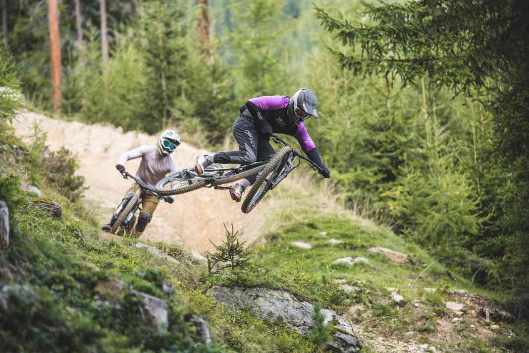 Die Freeride-Bikes Propain Spindrift und Specialized Status fliegen überarbeitet ins Modelljahr 2025. Im Test liefern sie sich ein heißes Duell.