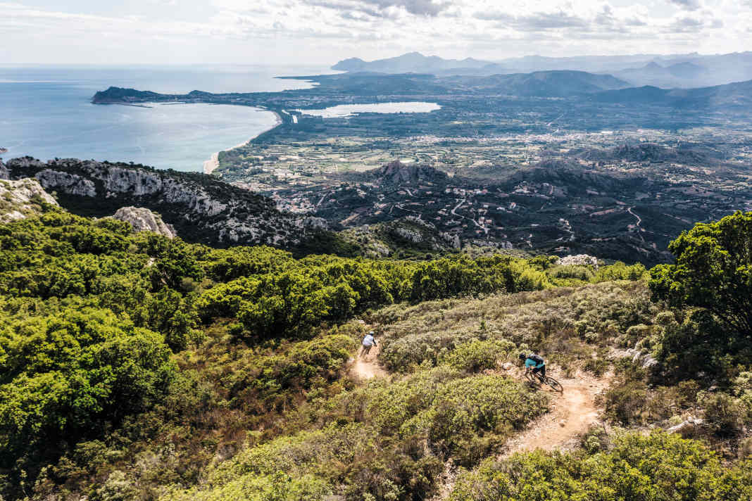 Perfekte Kurven: Das Trail-Finale der Baunei-Tour endet direkt am Badestrand.