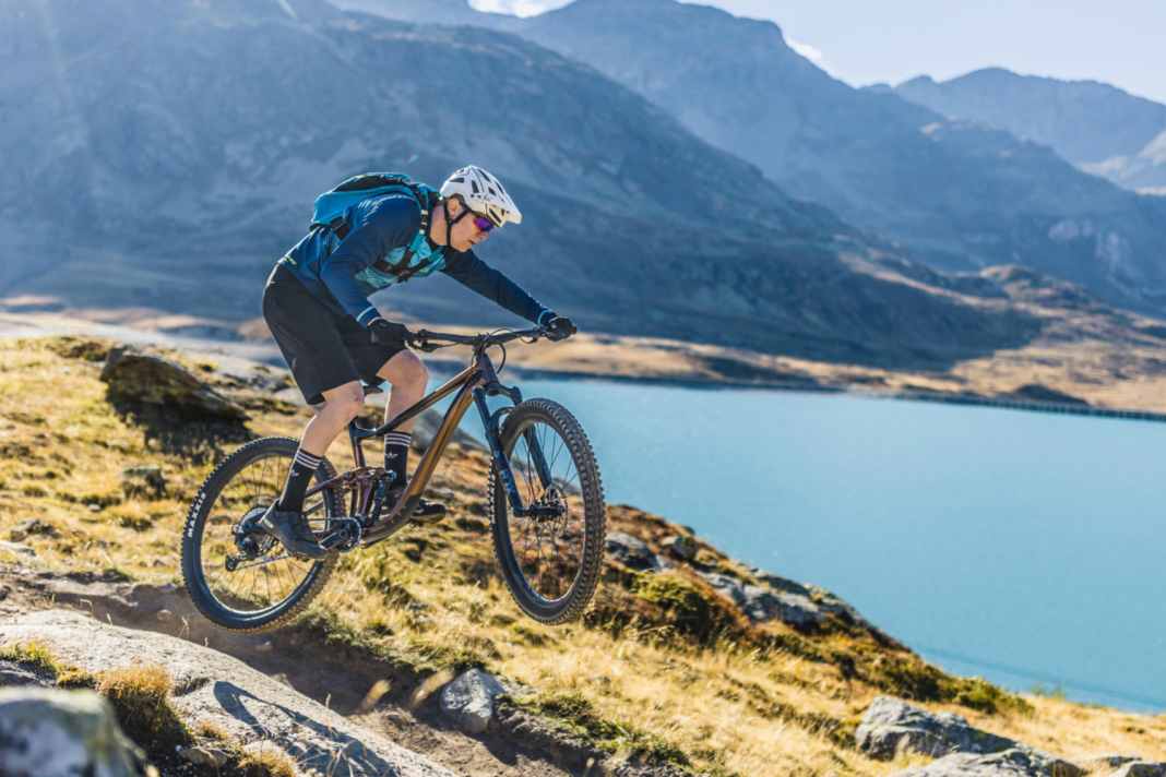 Spielerisches Handling? Nicht alle Bikes im Test  fühlen sich in der Abfahrt so wohl wie die Modelle von Giant (im Foto) und Specialized, Canyon und Rocky.