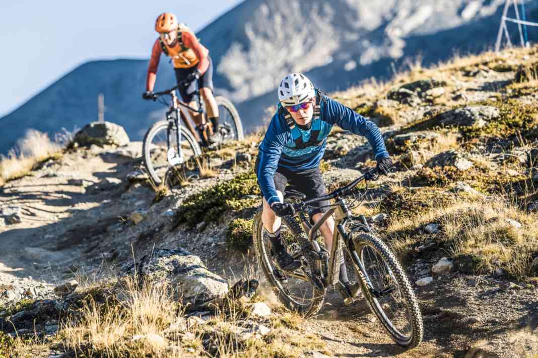 Klassisches Trailbike-Terrain: Auf kurvigen Strecken mit nicht allzu hohem technischen Anspruch fühlen sich die meisten Kandidaten am wohlsten (Radon im Vordergrund).