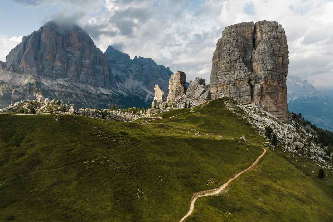 Die Cinque Torri dekorieren die wirklich gemein steilen letzten Höhenmeter zur Averau-Hütte hinauf. Aber auch einen schönen Trail bergab.
