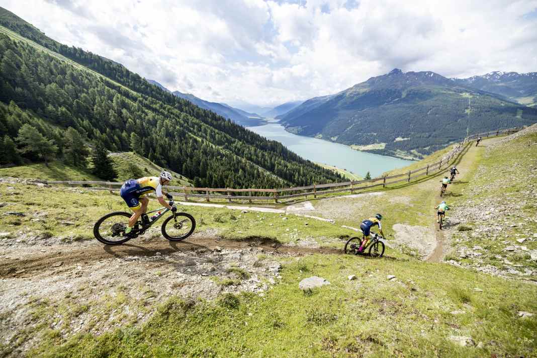 Großartige Trails, heiße Renn-Action, wunderschöne Landschaften: Wir feiern die besten Bilder des Maxxis BIKE Transalp 2024.