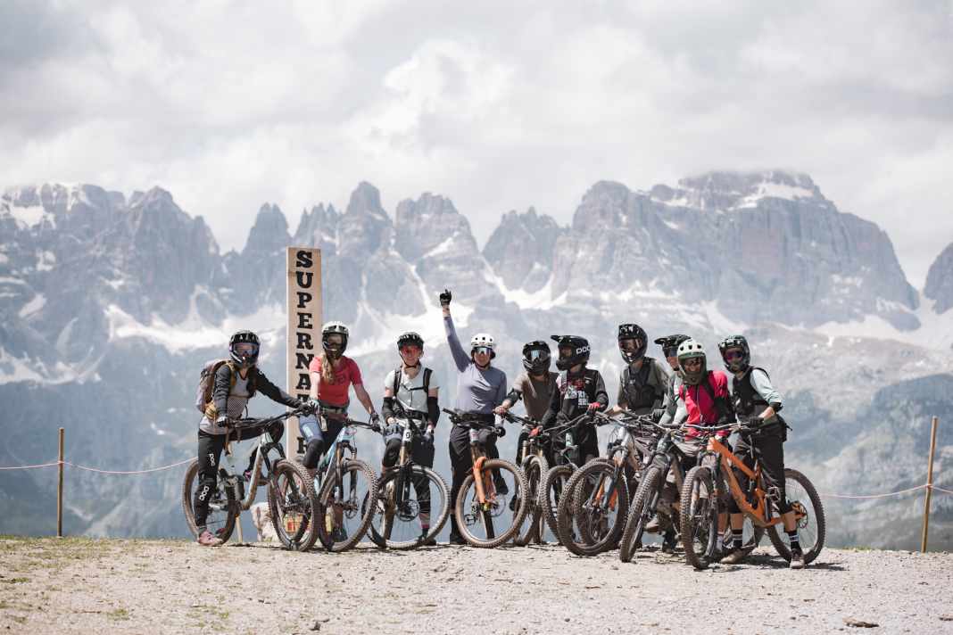 Riesenfreude gleich am ersten Tag: Lange war nicht klar, ob sie rechtzeitig fertig werden würden. Doch die Trail-Bauer von Dolomiti Paganella haben sich ins Zeug gelegt: Wir durften die beiden brandneuen Trails Supernatural und Interstellar als Erste fahren! Fazit: Super-Fahrspaß vor unfassbarer Kulisse!