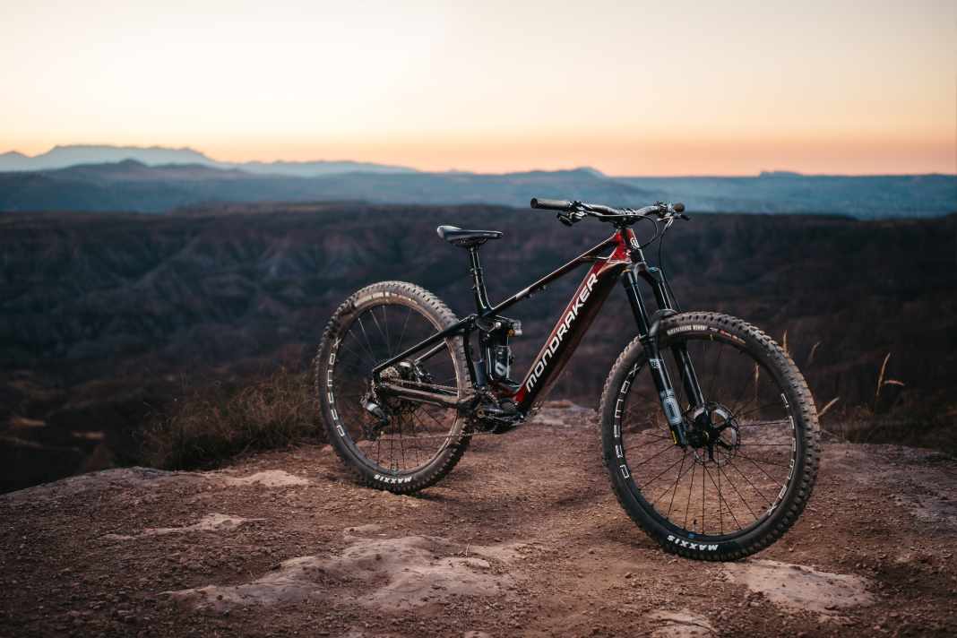 Das Mondraker Crusher: Mit Shimano EP801 lässt das Bike die Shimano-E-MTBs von Mondraker wieder aufleben.
